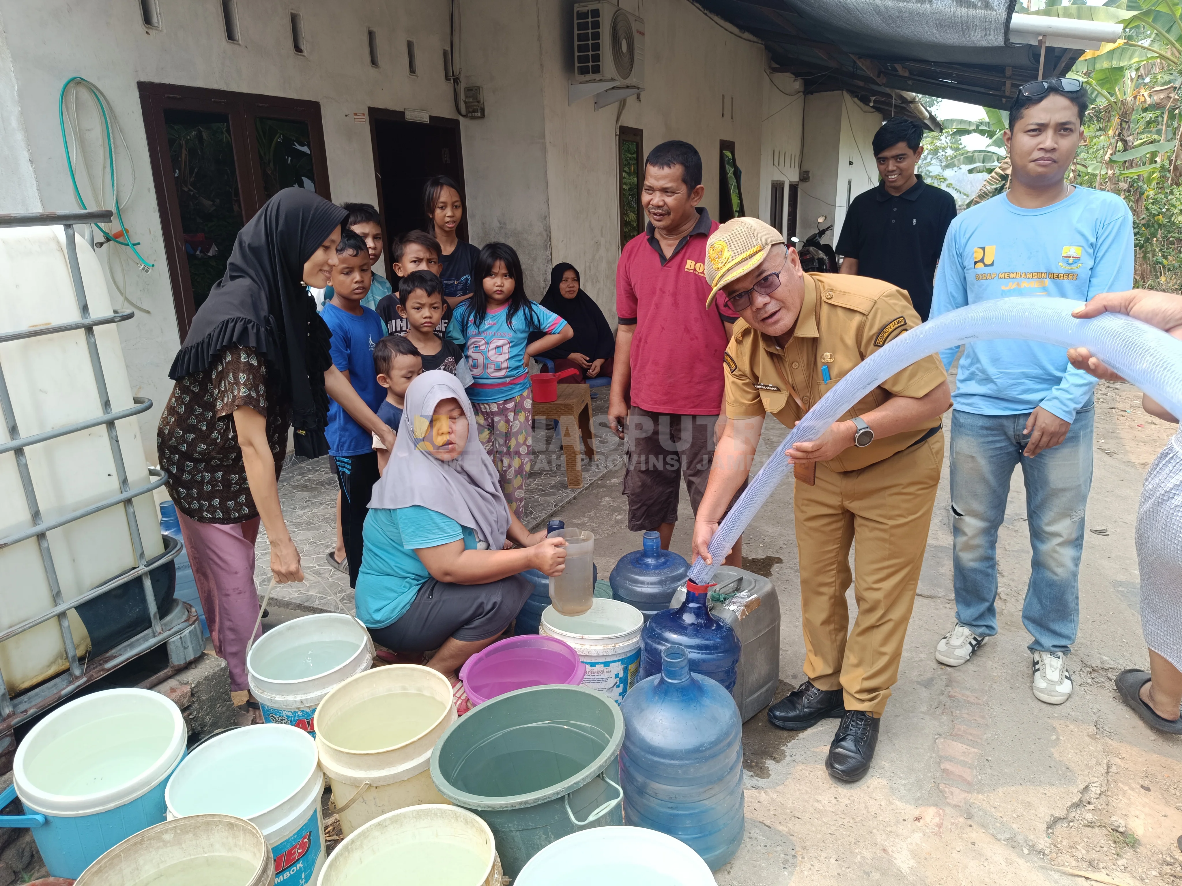 Dinas PUTR Provinsi Jambi Salurkan Bantuan Air Bersih Bagi Warga Terdampak El Nino di Mendalo Indah